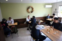 町議と町民が町政などについて、ざっくばらんに語り合った「議員カフェ」