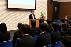 学生たちに激励の言葉を贈る津山頭取（中央奥）