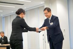 学生に採用内定通知書を授与する兼間頭取（右）