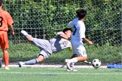 【決勝・帯南町―帯翔陽】帯翔陽の小椋湊仁主将が相手のシュートをはじき出しゴールを死守する