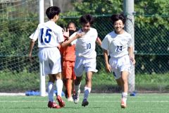 【決勝・帯南町―帯翔陽】後半１分、帯南町の広山航大主将（中央）が追加点を奪い、チームメートとハイタッチを交わす