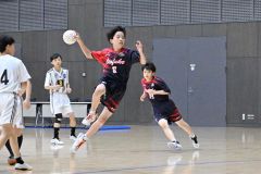【Ｕ―１５男子３位決定戦・十勝選抜―釧路選抜】シュートを放つ十勝選抜の柴田歩（紺色ユニホーム）
