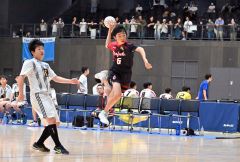 【Ｕ―１５男子３位決定戦・十勝選抜―釧路選抜】シュートを放つ十勝選抜の金山蒼斗（紺色ユニホーム）
