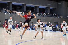 【Ｕ―１５男子３位決定戦・十勝選抜―釧路選抜】シュートを放つ十勝選抜の中西啓人（紺色ユニホーム）