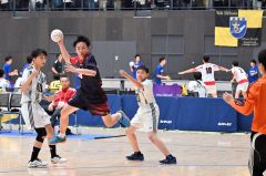 【Ｕ―１５男子３位決定戦・十勝選抜―釧路選抜】シュートを放つ十勝選抜の杉江逞（紺色ユニホーム）。ゴールが決まり、２５―５とリードを広げる