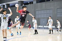 【Ｕ―１５男子３位決定戦・十勝選抜―釧路選抜】シュートを放つ十勝選抜の岩城玄汰（紺色ユニホーム）