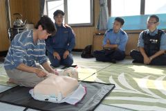 心肺蘇生法などを学ぶサーファー