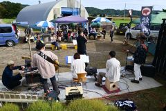 ピアノやバンドの演奏で盛り上がった集いの杜の秋イベント