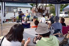 ピアノやバンドの演奏で盛り上がった集いの杜の秋イベント