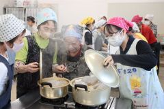 パッククッキングで調理する参加者