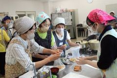 パッククッキングで調理する参加者