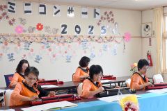 練習の成果を披露する生徒ら