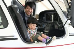航空大学校の訓練機に試乗する子ども（須貝拓也撮影）