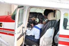 航空大学校の訓練機に試乗する子ども（須貝拓也撮影）