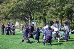 伝統舞踊を歌い踊った参加者たち