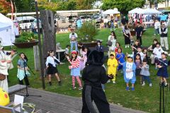 お化けの動きをまねたハロウィーンダンスを楽しむ子どもたち