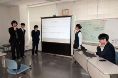 議論した内容を３分間のスライドにまとめて発表した