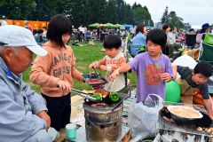 盛況の「にんにく肉まつり」～写真特集