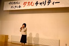 「岸壁の母」を歌う南鈴蘭歌謡唱友会の渡邊まり子さん