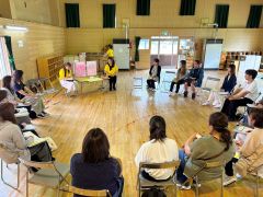 （提供）帯広ひまわり幼稚園で保育研究を行っている参加者たち
