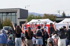 ファイターズガールと一緒に踊り、盛り上がる会場