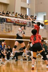 【女子決勝リーグ・白樺学園―帯三条】鋭いスパイクを放つ白樺学園の伊井田光浬（中央、古田千晶通信員撮影）