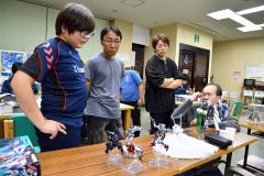 ガンプラファン、世代超え交流　鹿追町図書館でプラモ持ち寄り「ナイト」