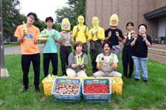 トウモロコシ、ジャガイモ…実習成果の農産物、子ども食堂に寄付　帯広畜産大学