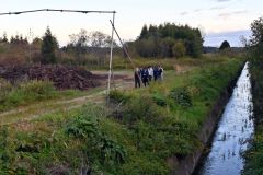 水質汚濁が確認されたペペギリ川の横には堆肥が野積みされていた