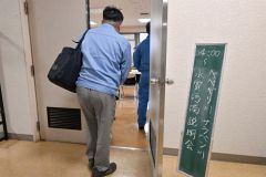 会場入りする関係者たち