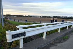 水質汚濁が確認されたペペギリ川の改善状況を確認する関係者たち