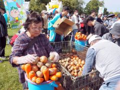 野菜の詰め放題を楽しむ来場者
