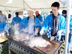 まくべつ和牛を焼く出展者