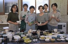 出品する作品を手に来場を呼び掛けるメンバー（右が熊野代表）