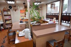 １４席ある店内のカウンター席。２階には大部屋もあり、最大約８０人が入れる