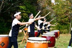 勇壮な音色を響かせる和太鼓による演奏