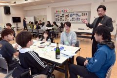 加藤シェフからワインと料理の相性などを学ぶ参加者