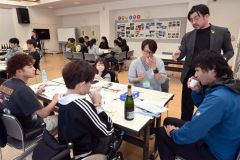 加藤シェフからワインと料理の相性などを学ぶ参加者
