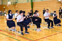 勇足中の生徒１４人で競った「第５回どんぶり選手権　Ｄ―１グランプリ」