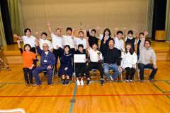 「一石五鳥丼」でグランプリに輝いたＣ班の金山さん（前列左から３人目）、岡林さん（同４人目）、上田さん（同５人目）