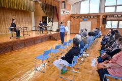高齢者らを前に寸劇で「ニセ警察詐欺」の手口を紹介する広尾署員ら