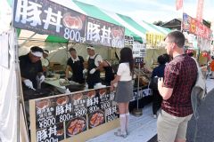 豚丼などを販売する東京本別会のブース