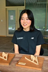 インタビューに応じる勢藤優花選手（金野和彦撮影）