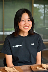 インタビューに応じる勢藤優花選手（金野和彦撮影）