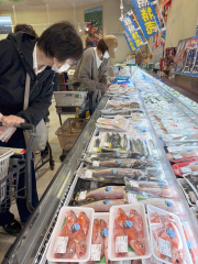 リニューアルオープンした売鮮市場どんどん西５条店（８日午前９時すぎ）