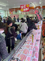 売鮮市場どんどん西５条店がリニューアルオープン　１５０人が列