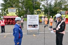 高橋所長（左）に安全宣言を読み上げる高橋組の成田課長