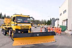 除雪車の出動を見送るネクスコの出陣式の参加者