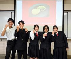 商品化が決まった大福を考案した班のメンバーら