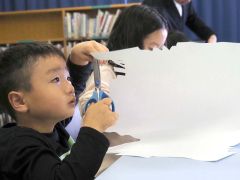 好きな形に紙を切る児童